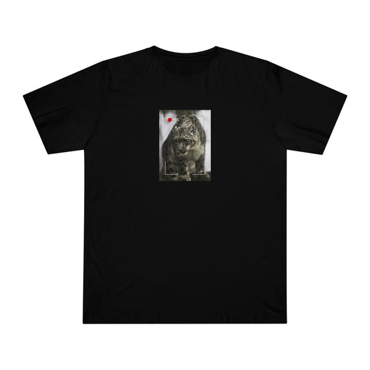 Snow Leopard In Focus | T-Shirt