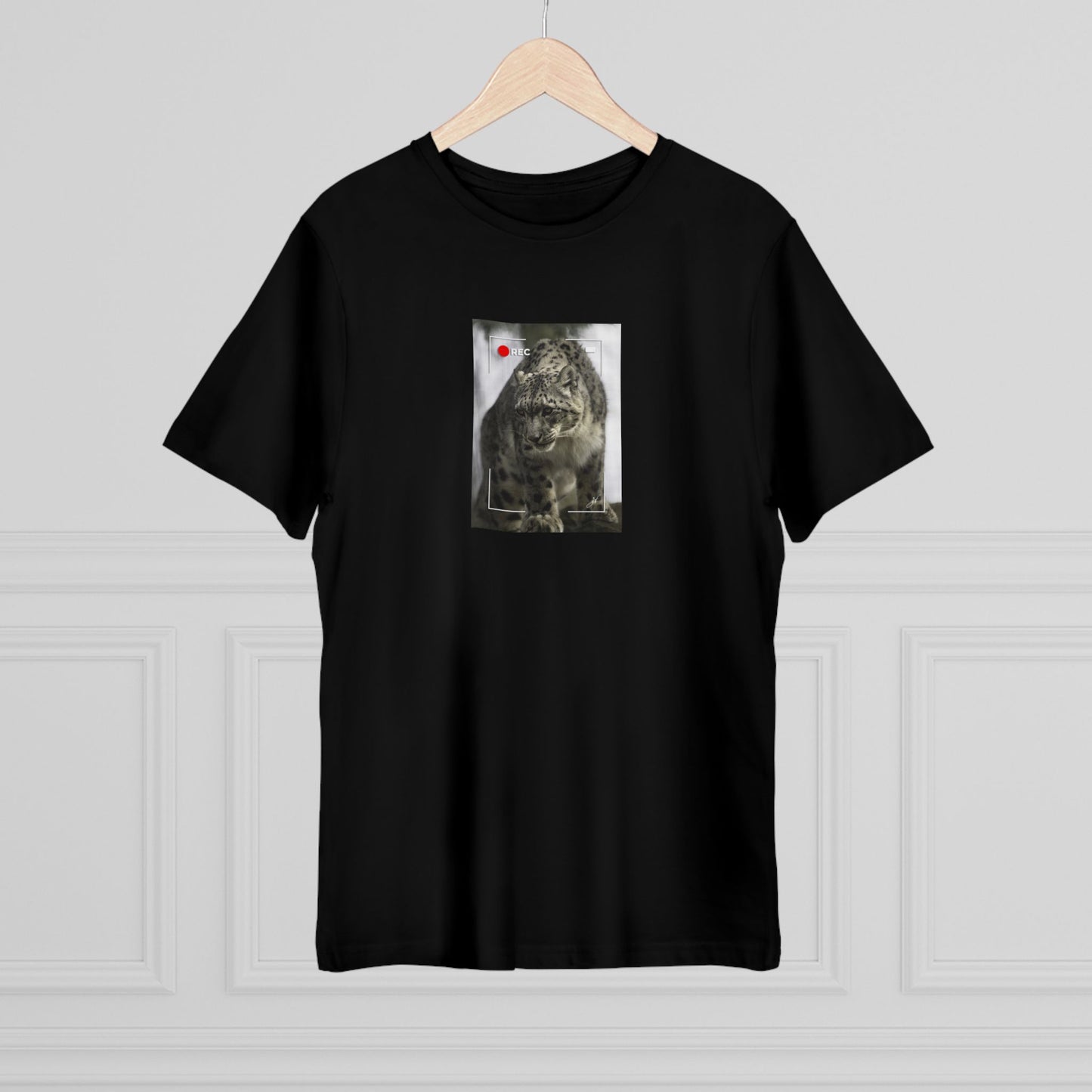 Snow Leopard In Focus | T-Shirt