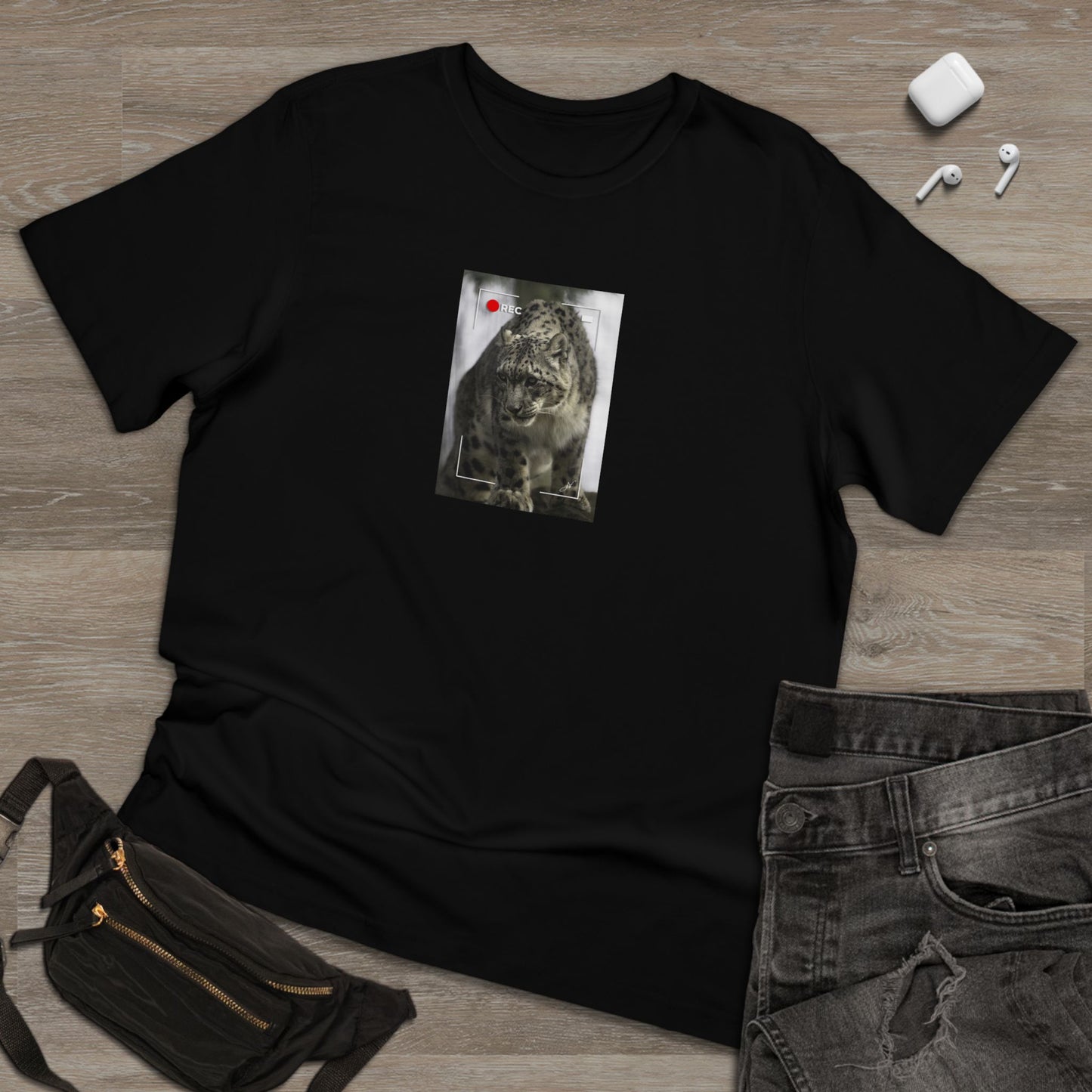 Snow Leopard In Focus | T-Shirt