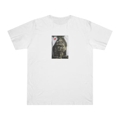 Snow Leopard In Focus | T-Shirt