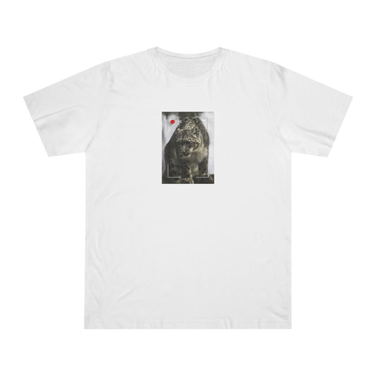 Snow Leopard In Focus | T-Shirt